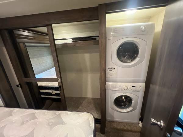 2018 Keystone Montana HM344RL - Image 18