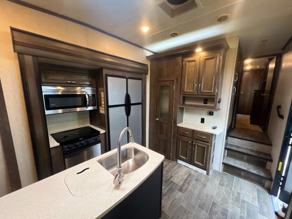 2018 Keystone Montana HM344RL - Image 10