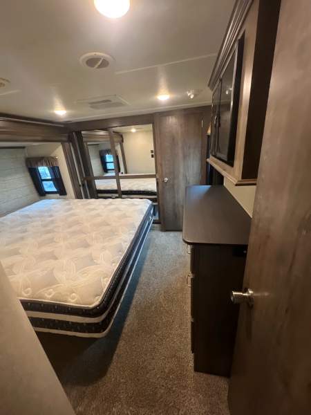 2018 Keystone Montana HM344RL - Image 14