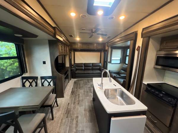 2018 Keystone Montana HM344RL - Image 7