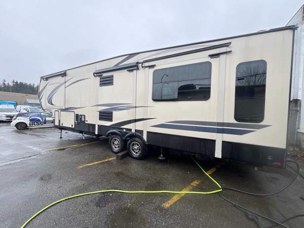 2018 Keystone Montana HM344RL - Image 4