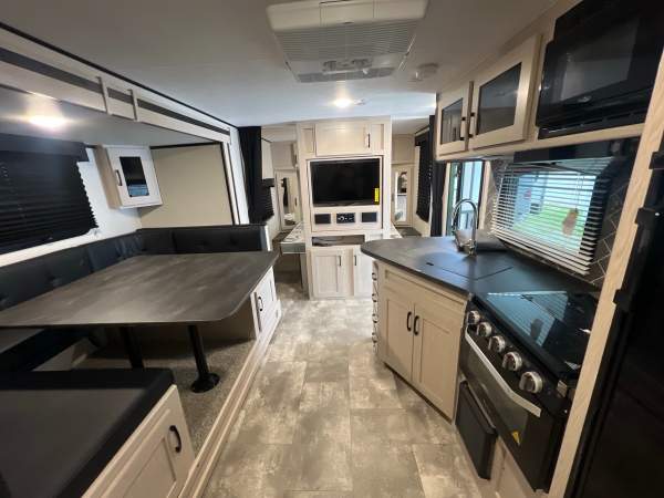 2023 Coachmen Apex Ultra Lite 245BHS - Image 9