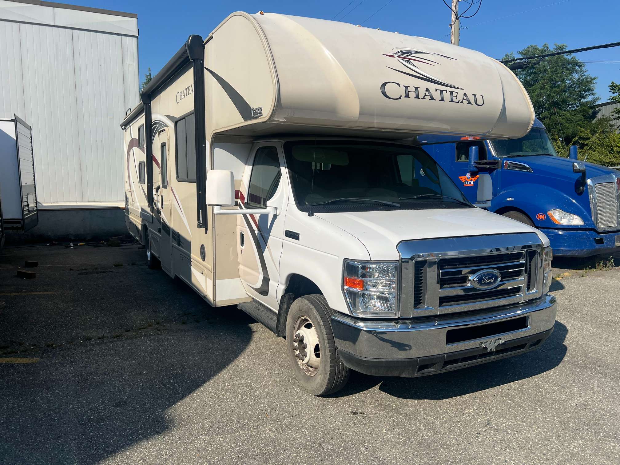 2018 Thor Motor Coach Chateau 30D - Image 3