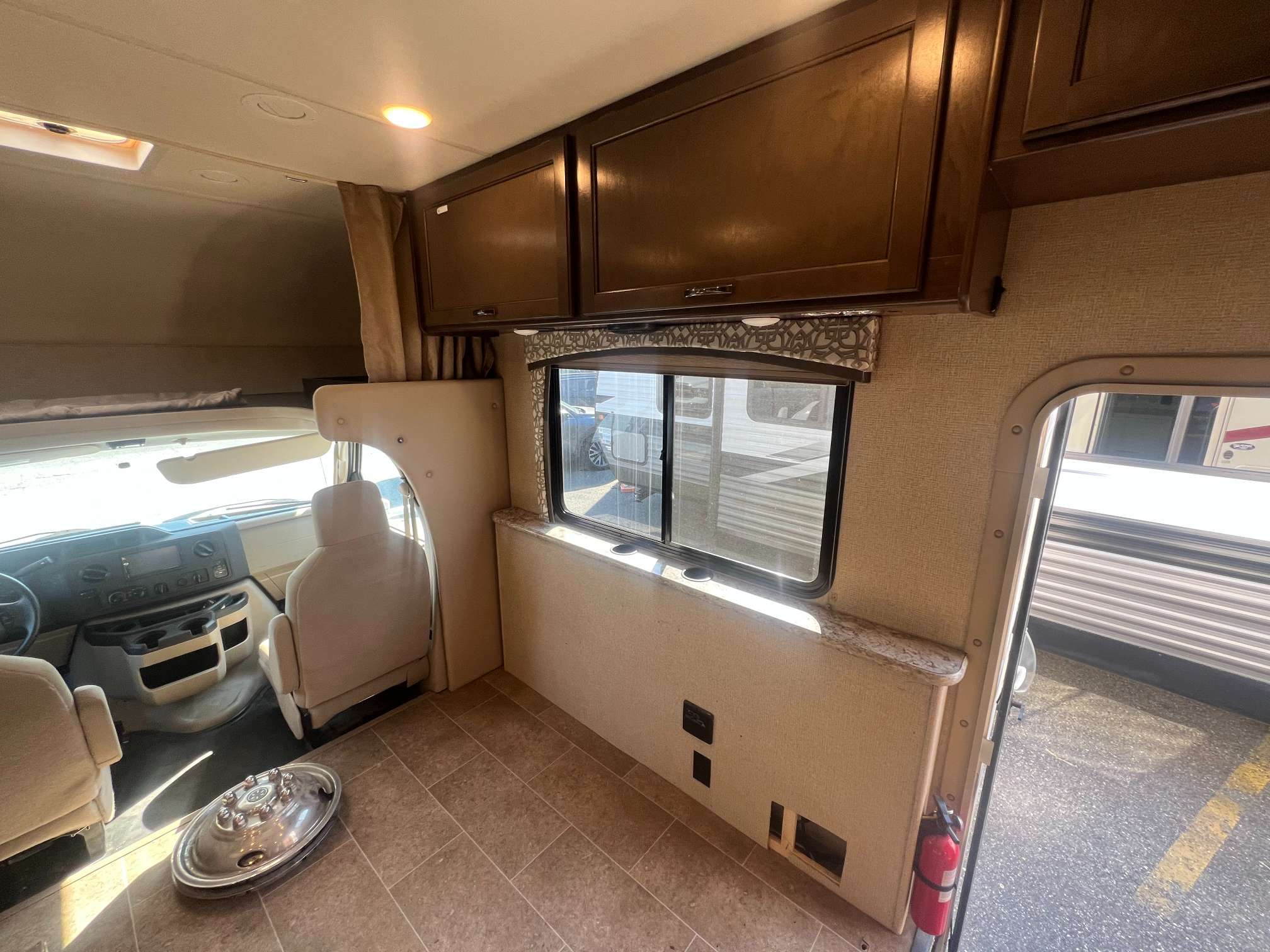 2018 Thor Motor Coach Chateau 30D - Image 13