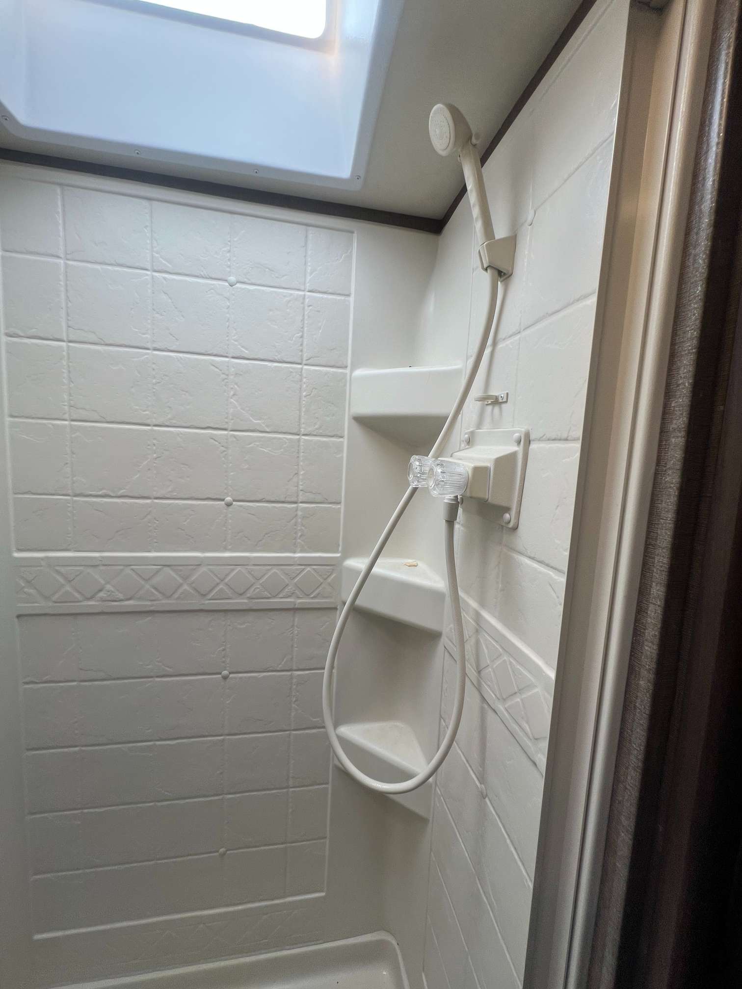 2018 Thor Motor Coach Chateau 30D - Image 22