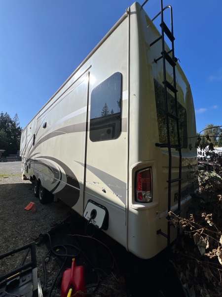 2018 Forest River RiverStone 371K - Image 6