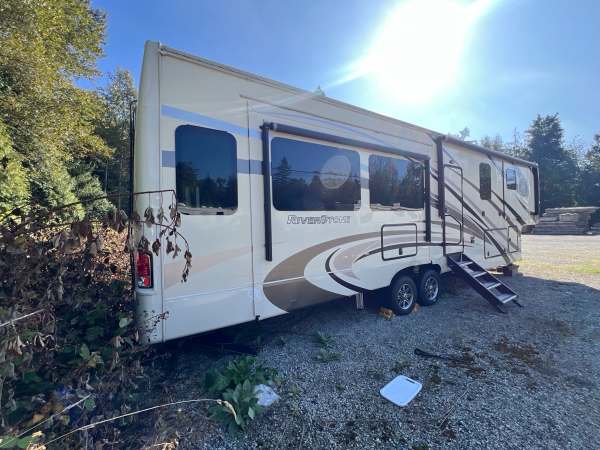 2018 Forest River RiverStone 371K - Image 5