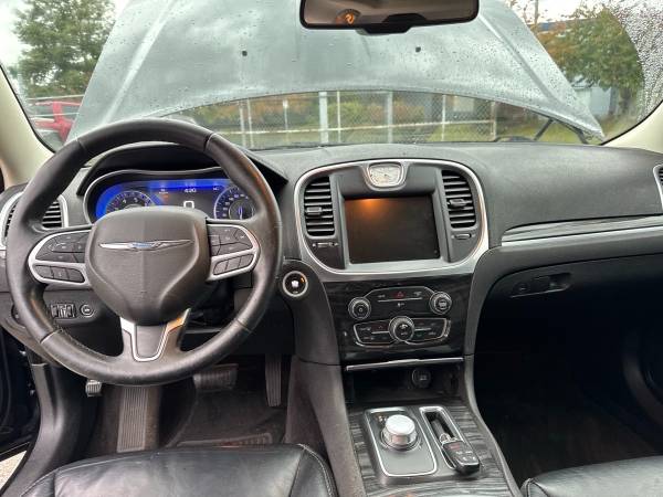 2017 Chrystler 300 Limited RWD - Image 9