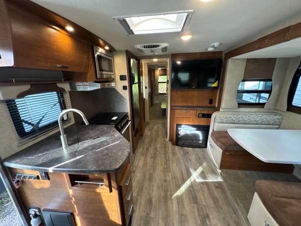 2020 Lance Camper 2465 - Image 7