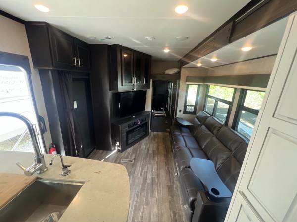 2021 Jayco Seismic 4113 Toy Hauler - Image 8