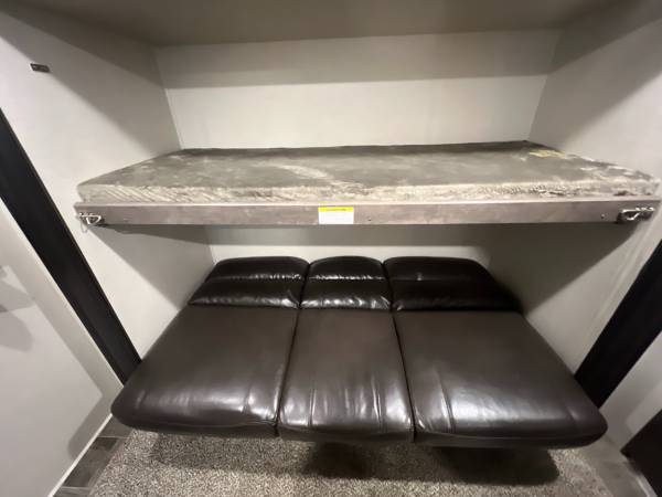 2019 Keystone Sunset 331BH - Image 14