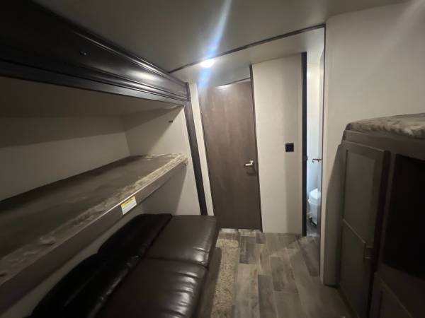 2019 Keystone Sunset 331BH - Image 12