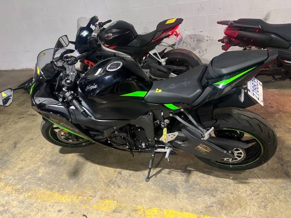 2025 Kawasaki Ninja Motorcycle ZX-6R - Image 3