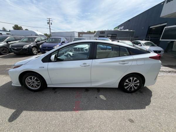 2022 Toyota Prius Prime LE Hybrid - Image 3