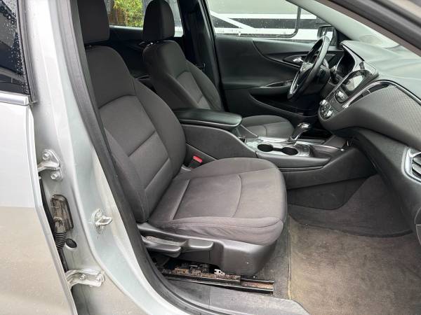 2018 Chevrolet Malibu LT - Image 12