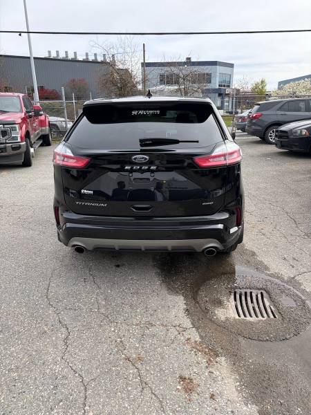 2022 Ford Edge Titanium AWD - Image 9