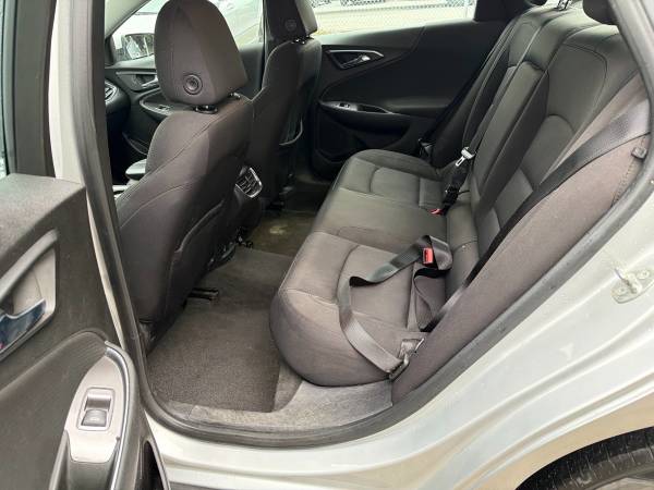 2018 Chevrolet Malibu LT - Image 13