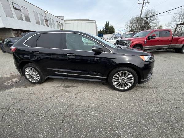 2022 Ford Edge Titanium AWD - Image 4
