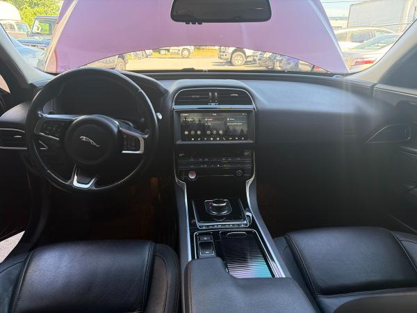 2018 Jaguar XE Prestige - Image 9