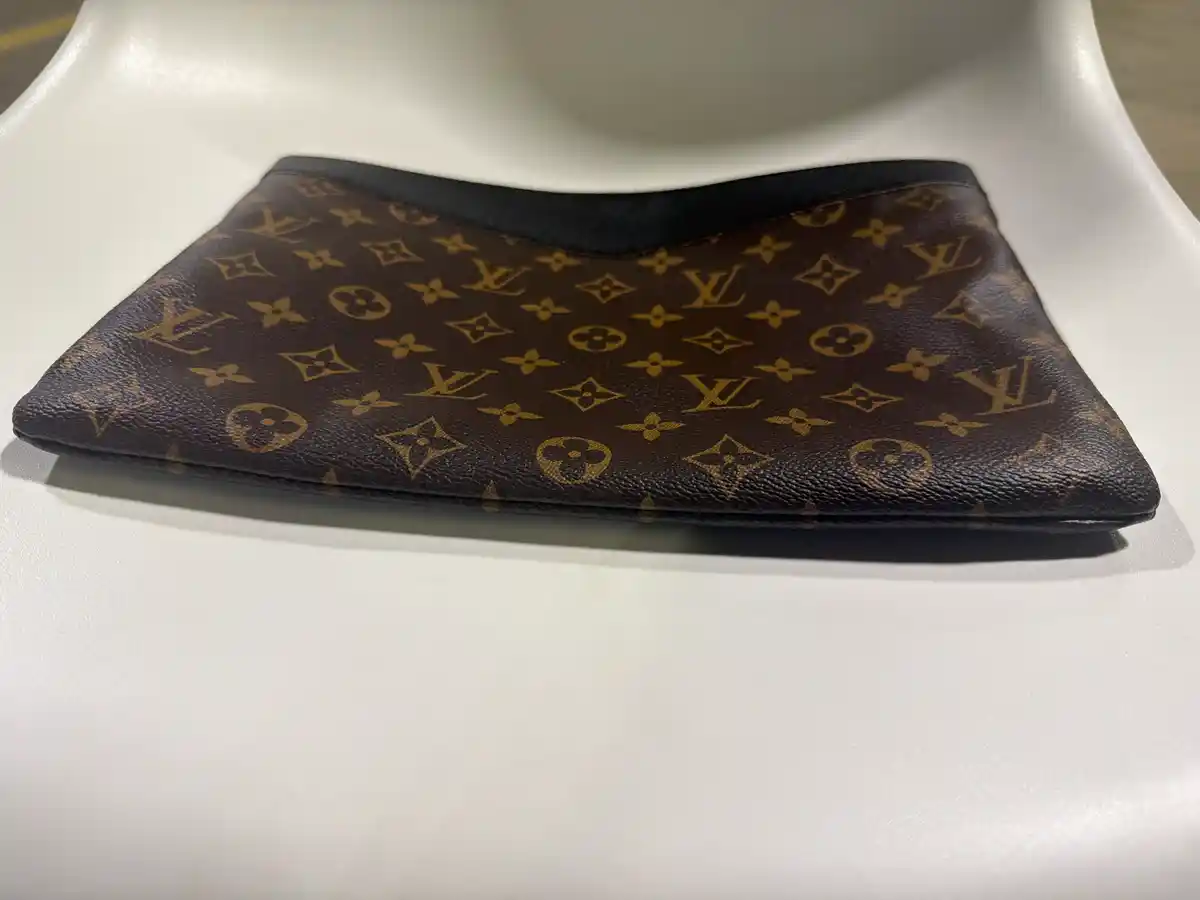 Louis Vuitton Daily Pouch - Image 4