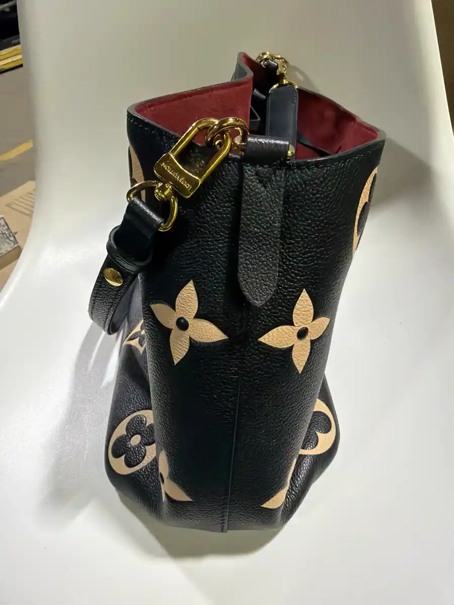 Louis Vuitton NéoNoé Shoulder Bag - Image 5