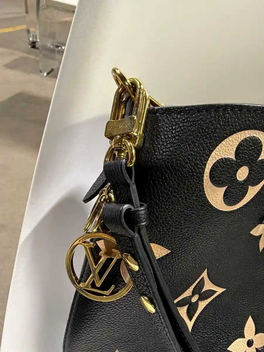 Louis Vuitton NéoNoé Shoulder Bag - Image 6
