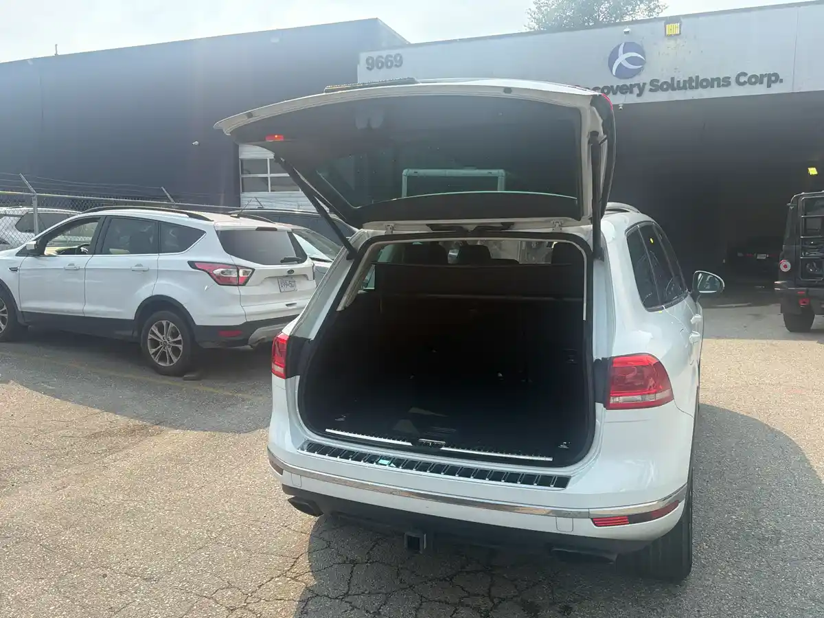 2016 Volkswagen Touareg - Image 31