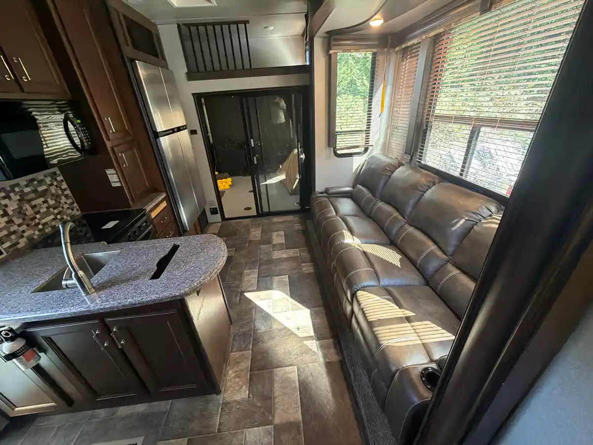 2017 Keystone Fuzion 325 - Image 10