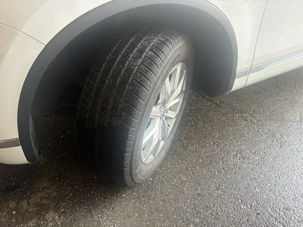 2016 Volkswagen Touareg - Image 26