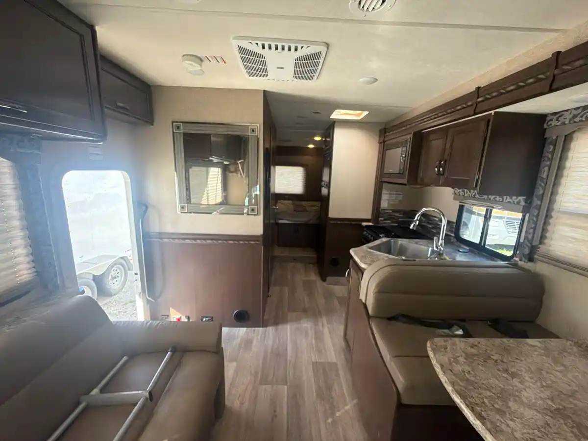 2018 Thor Motor Coach Four Winds 29G - Image 13