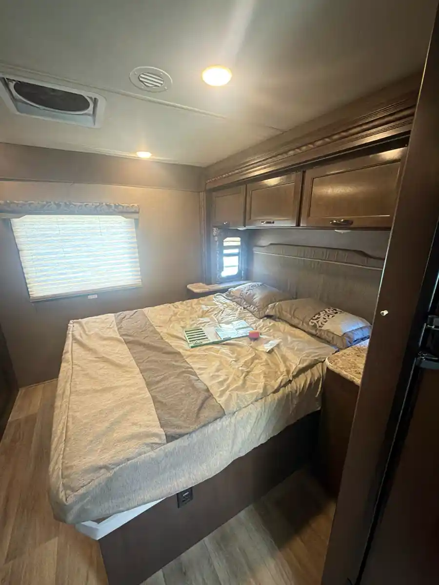 2018 Thor Motor Coach Four Winds 29G - Image 12