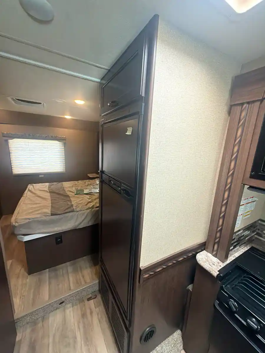 2018 Thor Motor Coach Four Winds 29G - Image 9